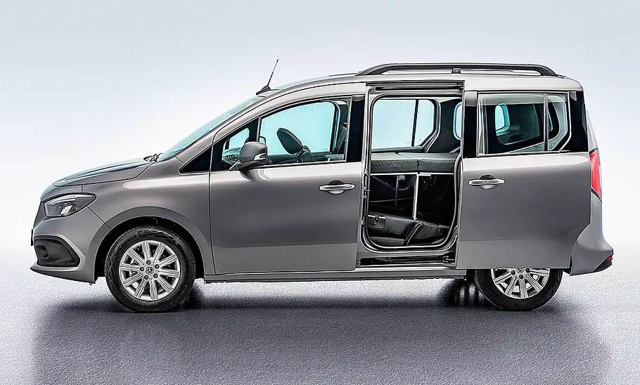 Mercedes Citan (2021); stehend, Seite mit geöffneten Schiebetüren
