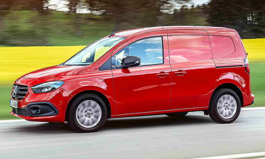 Mercedes Citan (2021); fahrend, schräg vorne
