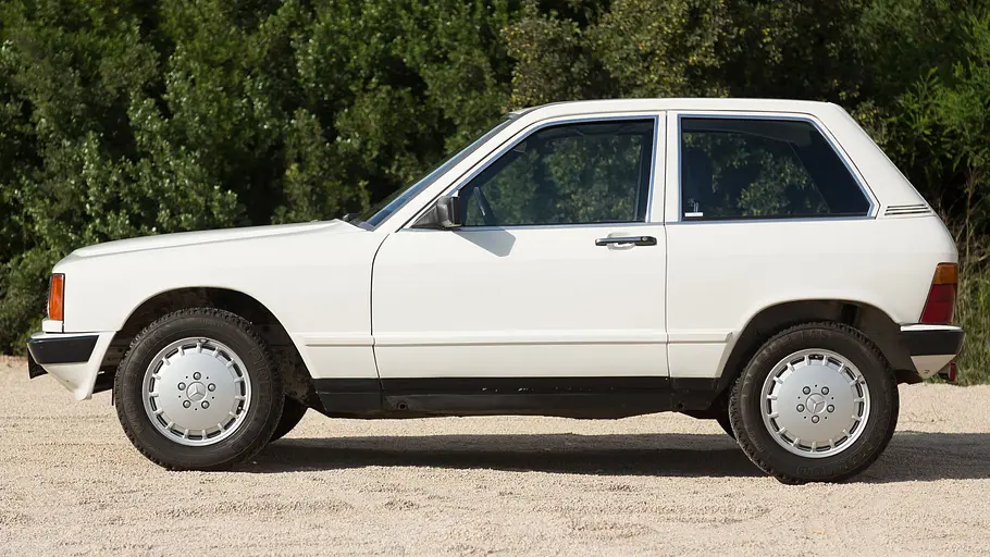 Das Mercedes 190 E Compact Car stehend seitlich