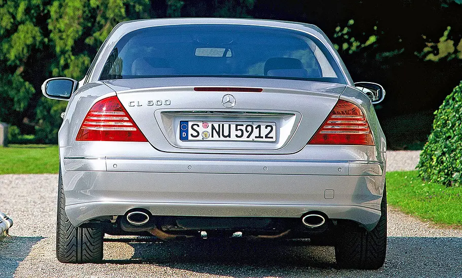 Der Mercedes CL stehend von hinten