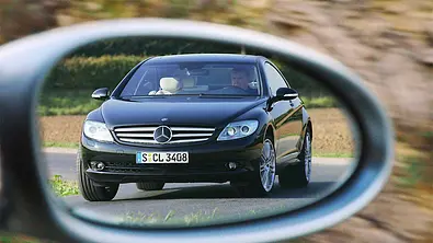 Mercedes CL 500 (C216) (2006) im Rückspiegel - Foto: AUTO ZEITUNG/Bernd Ebener