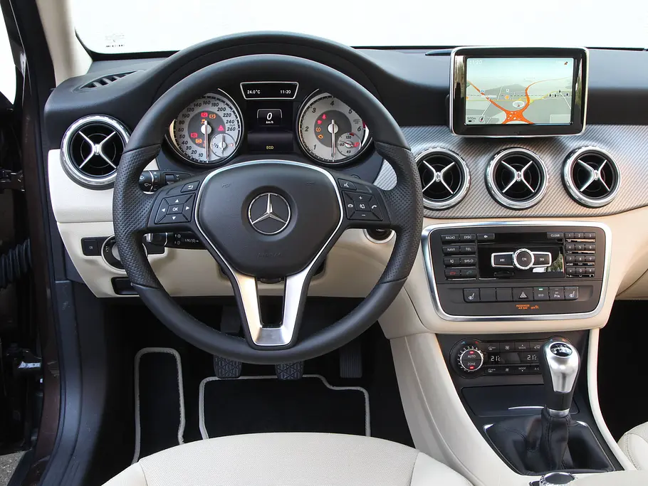 Mercedes GLA 200 Mercedes GLA 200 Vergleich Bilder technische Daten Kompaktklasse Cockpit