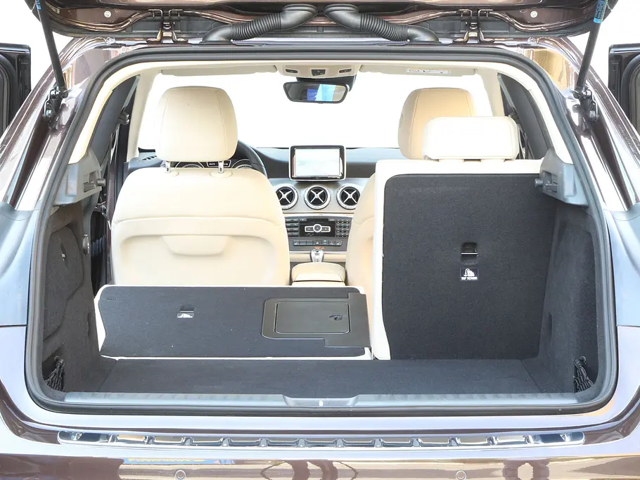 Mercedes GLA 200 Mercedes GLA 200 Vergleich Bilder technische Daten Kompaktklasse Kofferraum