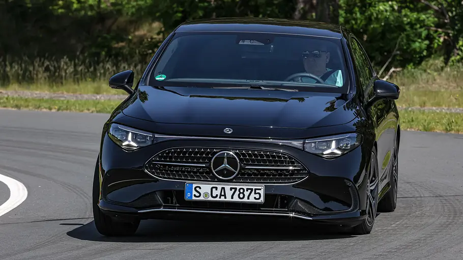 Mercedes CLA 220 4Matic Mercedes CLA 220 4Matic fährt um eine Kurve, Ansicht von vorne.