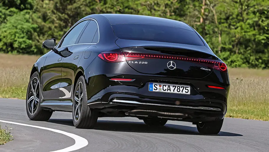 Mercedes CLA 220 4Matic Mercedes CLA 220 4Matic fährt um eine Kurve, Ansicht von hinten.