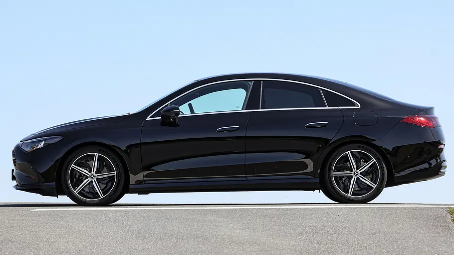 Mercedes CLA 220 4Matic Mercedes CLA 220 4Matic im Profil von der linken Seite.