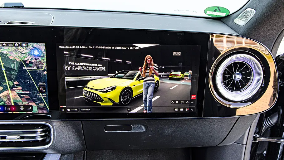 Mercedes CLA 220 4Matic Infotainment-Anzeige im Mercedes CLA 220 4Matic.