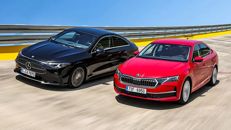 Mercedes CLA 220 4Matic/Skoda Octavia 2.0 TSI 4x4 Mercedes CLA 220 4Matic und Skoda Octavia 2.0 TSI 4x4 fahren in einer Steilkurve, Ansicht von vorne.