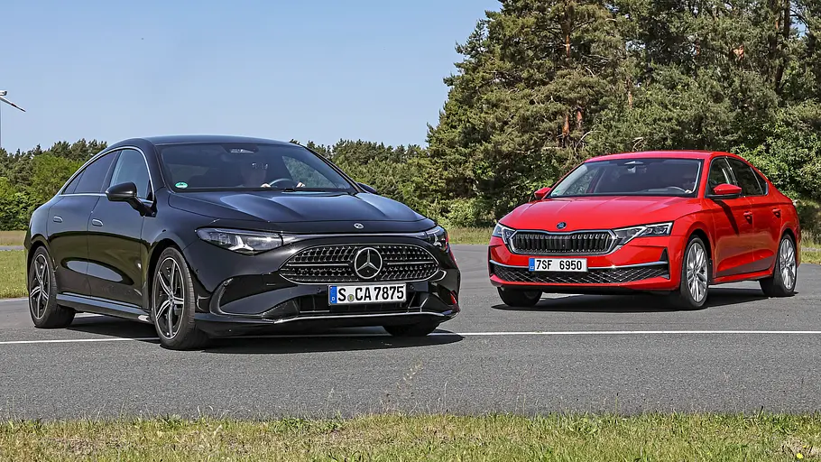 Mercedes CLA 220 4Matic/Skoda Octavia 2.0 TSI 4x4 Skoda Octavia 2.0 TSI 4x4 und Mercedes CLA 220 4Matic stehen auf einer Straße mit der Front leicht zueinander gerichtet.