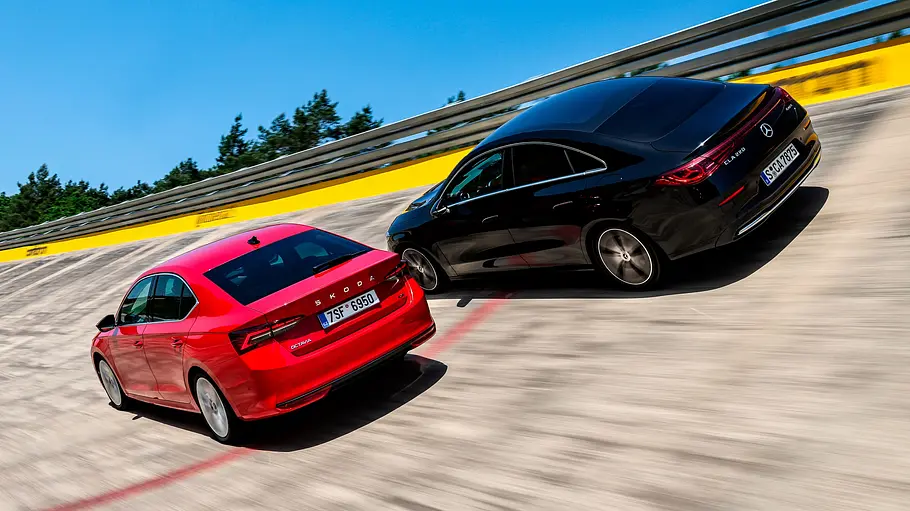 Skoda Octavia 2.0 TSI 4x4/Mercedes CLA 220 4Matic Mercedes CLA 220 4Matic und Skoda Octavia 2.0 TSI 4x4 fahren in einer Steilkurve, Ansicht von hinten.