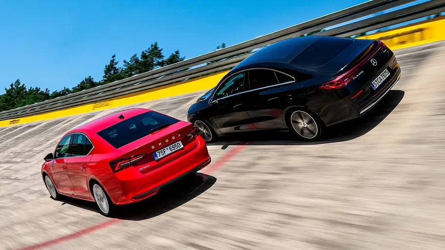 Skoda Octavia 2.0 TSI 4x4/Mercedes CLA 220 4Matic Mercedes CLA 220 4Matic und Skoda Octavia 2.0 TSI 4x4 fahren in einer Steilkurve, Ansicht von hinten.