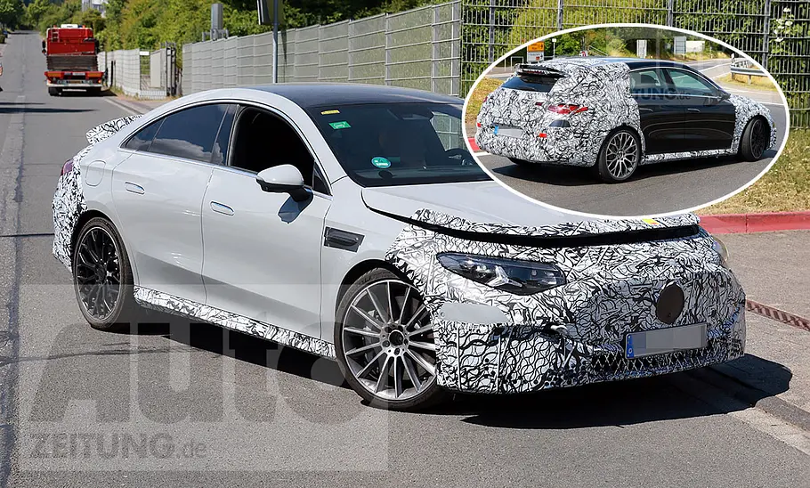 Der Mercedes-AMG CLA EQ biegt links ab, fotografiert von schräg vorne. Oben rechts eingeklinkt: der Mercedes-AMG CLA EQ Shooting Brake, fotografiert von schräg hinten.