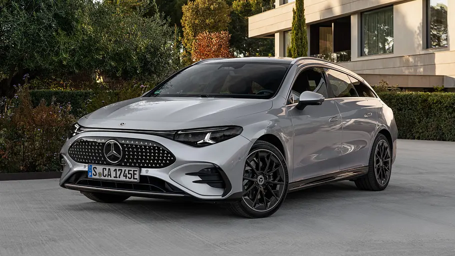 Der Mercedes CLA EQ Shooting Brake stehend von schräg vorne fotografiert.