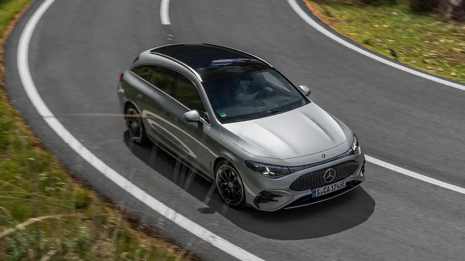 Der Mercedes CLA EQ Shooting Brake fahrend von schräg oben und vorne fotografiert.