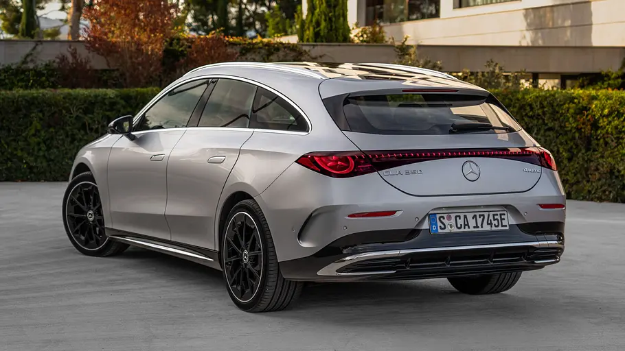 Der Mercedes CLA EQ Shooting Brake stehend von schräg hinten fotografiert.