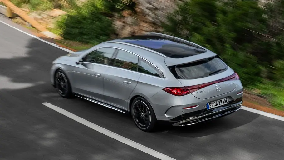 Der Mercedes CLA EQ Shooting Brake fahrend von schräg oben und hinten fotografiert.