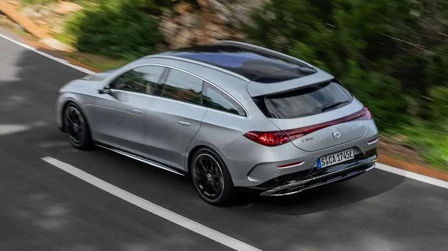 Mercedes CLA EQ Shooting Brake Der Mercedes CLA EQ Shooting Brake fahrend von schräg oben und hinten fotografiert.
