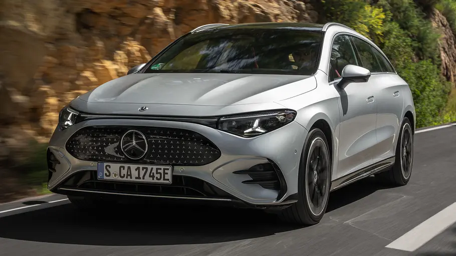 Mercedes CLA EQ Shooting Brake Die Außenaufnahme zeigt den fahrenden Mercedes CLA EQ Shooting Brake von schräg vorne auf einer Bergstraße.