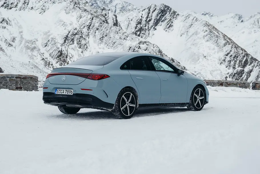 Mercedes CLA Hybrid Der Mercedes CLA Hybrid stehend in der Ansicht von schräg hinten.
