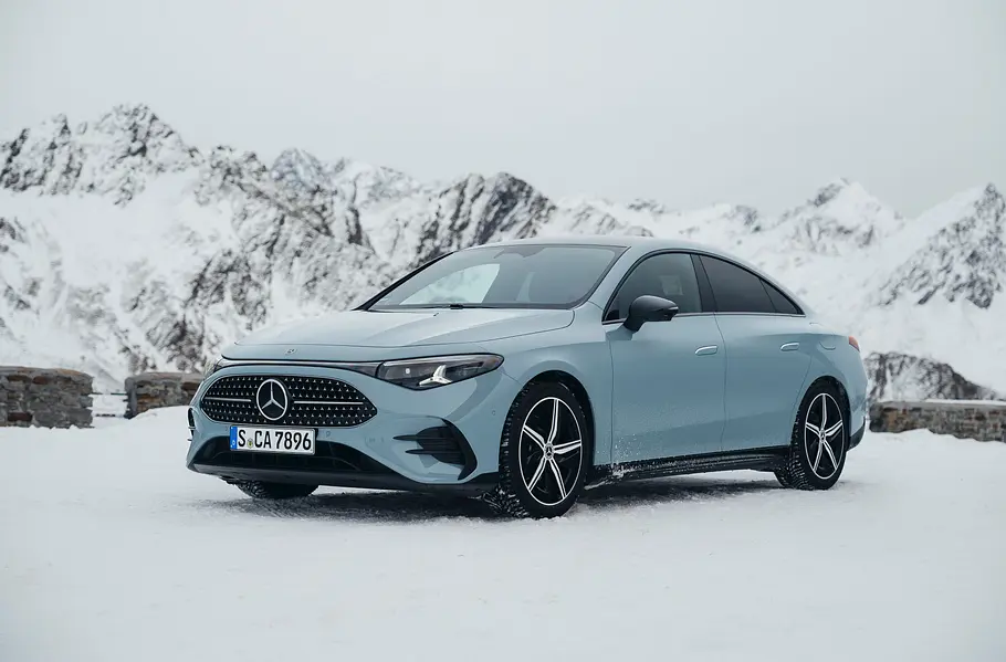 Mercedes CLA Hybrid Der Mercedes CLA Hybrid stehend in der Seitenansicht,