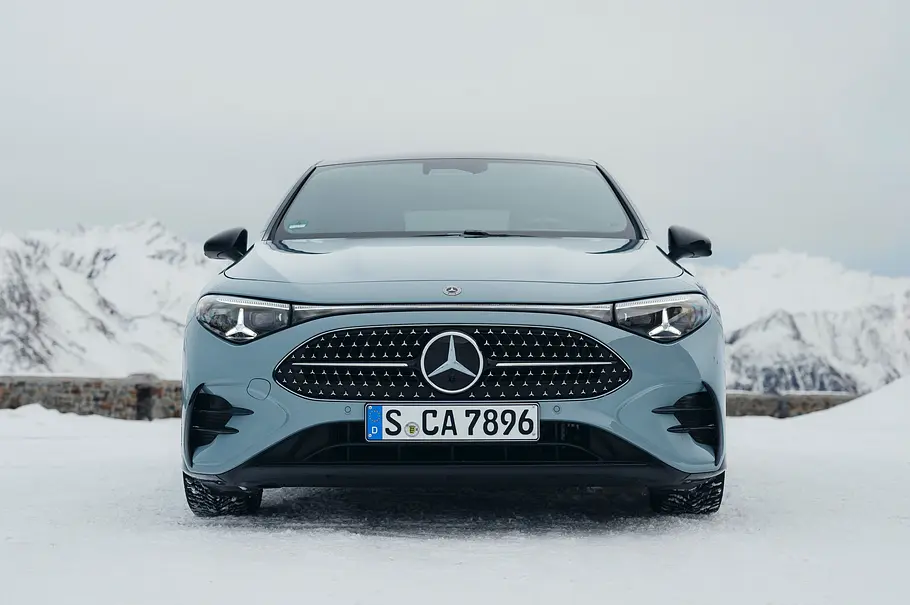 Mercedes CLA Hybrid Der Mercedes CLA Hybrid stehend in der Frontalansicht.