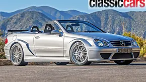 Das Mercedes CLK DTM Cabrio stehend von schräg vorne. - Foto: RM Sothebys