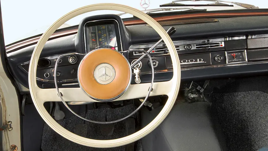 Das Cockpit des Mercedes 200 D