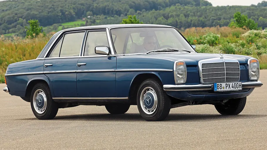 Der Mercedes 240 D stehend von vorne