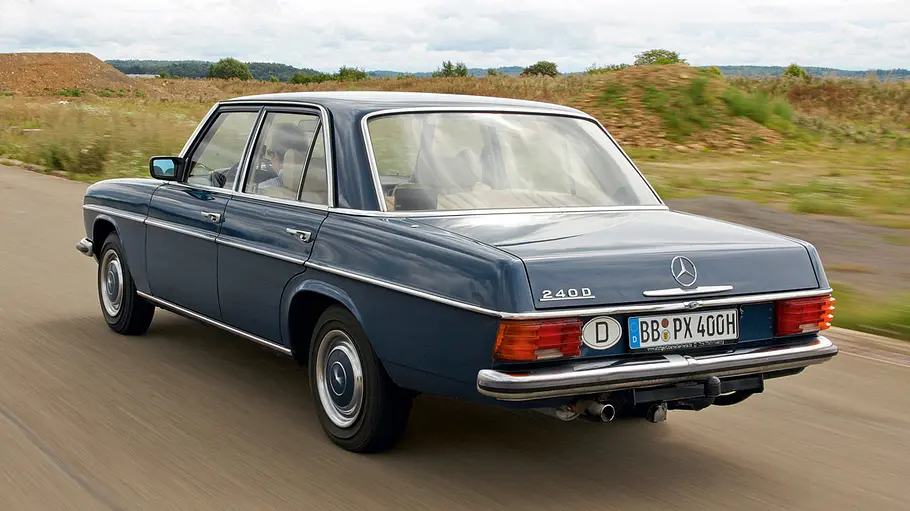 Der Mercedes 240 D fahrend von hinten