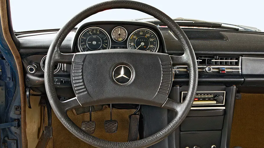 Das Cockpit des Mercedes 240 D
