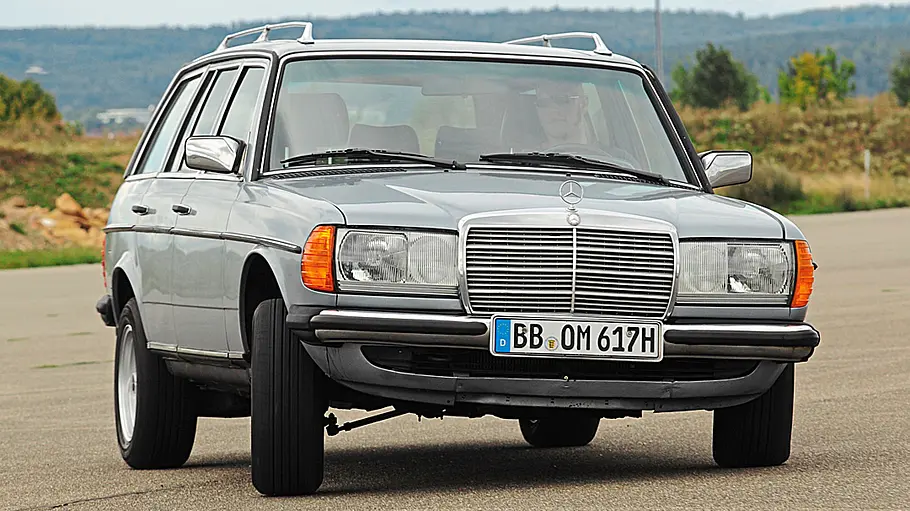 Der Mercedes 300 TD fahrend von vorne