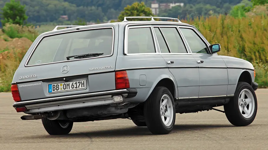 Der Mercedes 300 TD fahrend von hinten