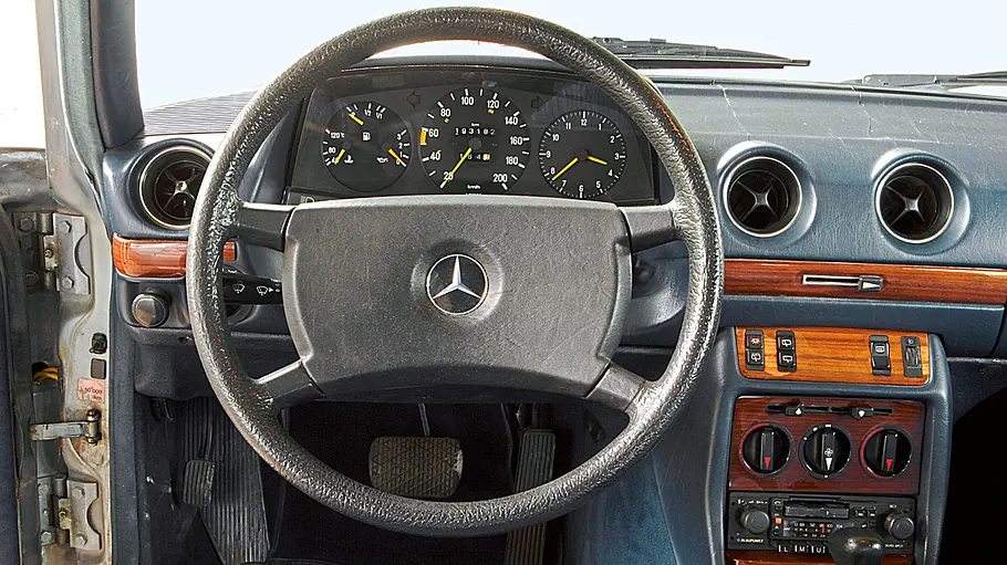 Das Cockpit des Mercedes 300 TD