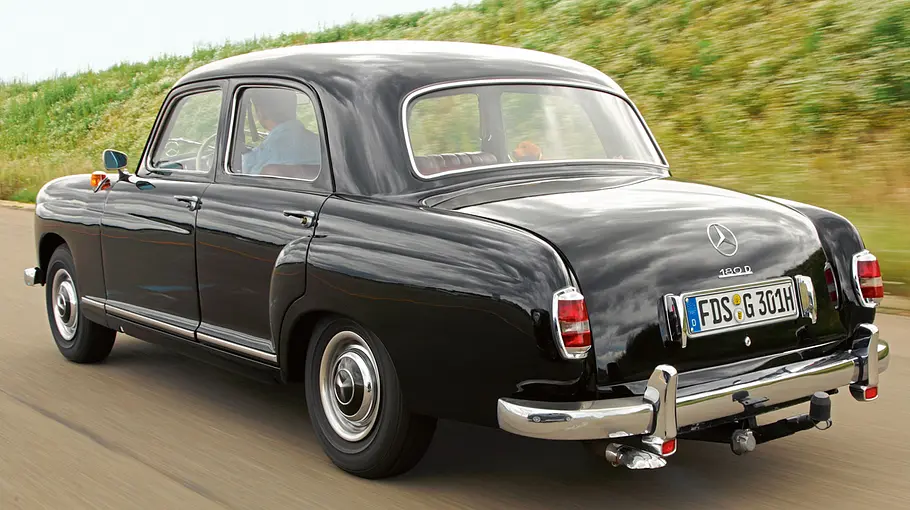 Der Mercedes 180 D fahrend von hinten