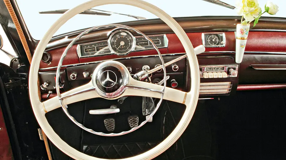 Das Cockpit des Mercedes 180 D