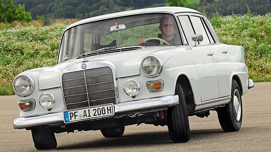 Der Mercedes 200 D fahrend von vorne