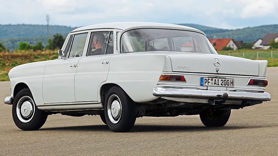 Der Mercedes 200 D fahrend von hinten