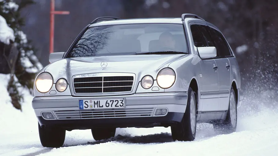 Mercedes E 320 T 4matic fahrend von vorne 