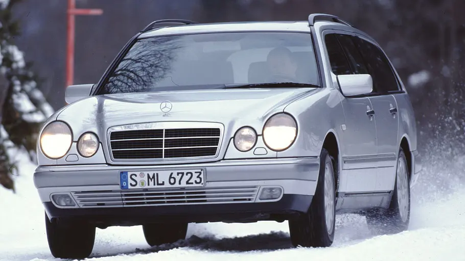 Mercedes E 320 T 4matic fahrend von vorne