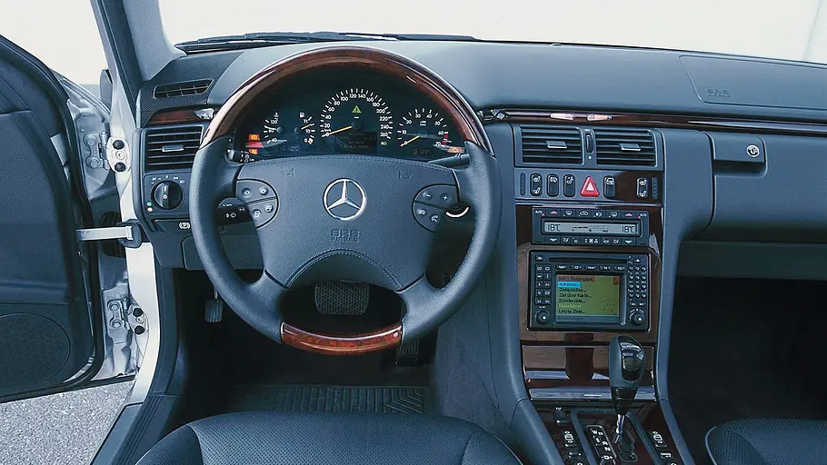 Das Cockpit des Mercedes E 430. 