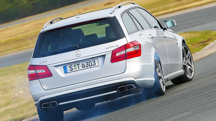Mercedes E 63 AMG T-Modell Mercedes E 63 AMG T-Modell fahrend von schräg hinten fotografiert.