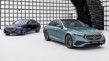 Die Mercedes E-Klasse (2023) als Limousine statisch von vorne fotografiert. - Foto: Mercedes