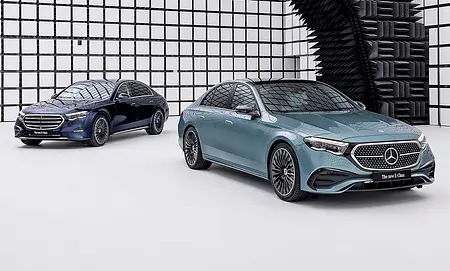 Die Mercedes E-Klasse (2023) als Limousine statisch von vorne fotografiert.