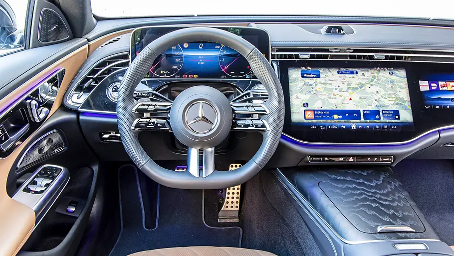 Blick auf die Armaturen im Innenraum des Mercedes E-Klasse T-Modells.