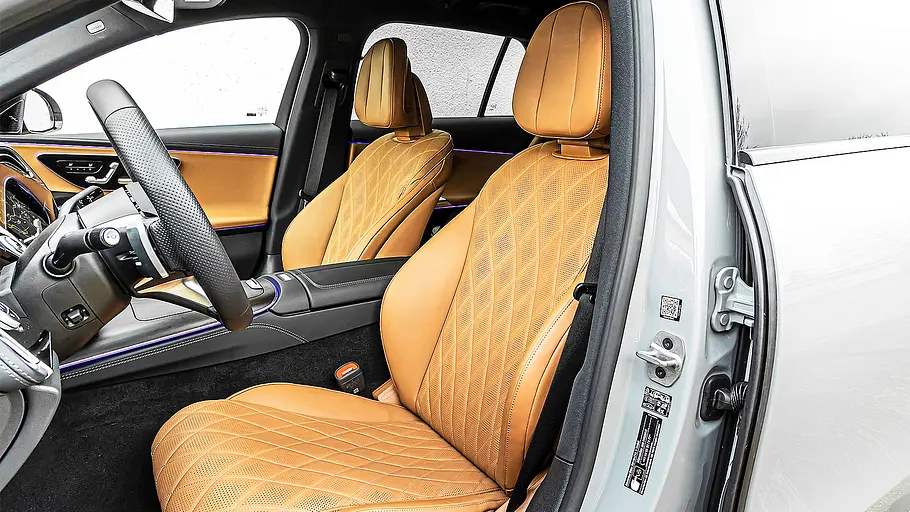 Blick auf die Vordersitze im Innenraum des Mercedes E-Klasse T-Modell.