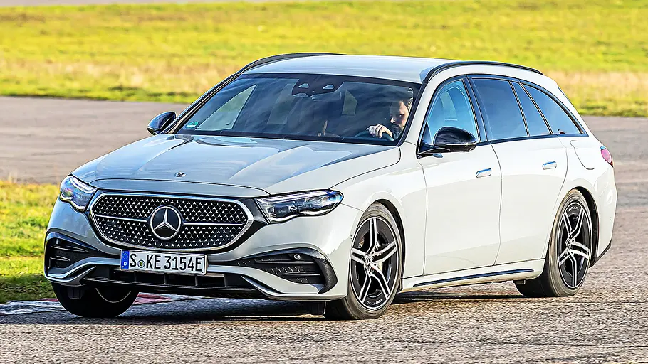 Blick von schräg vorne auf den fahrenden Mercedes E-Klasse T-Modell.