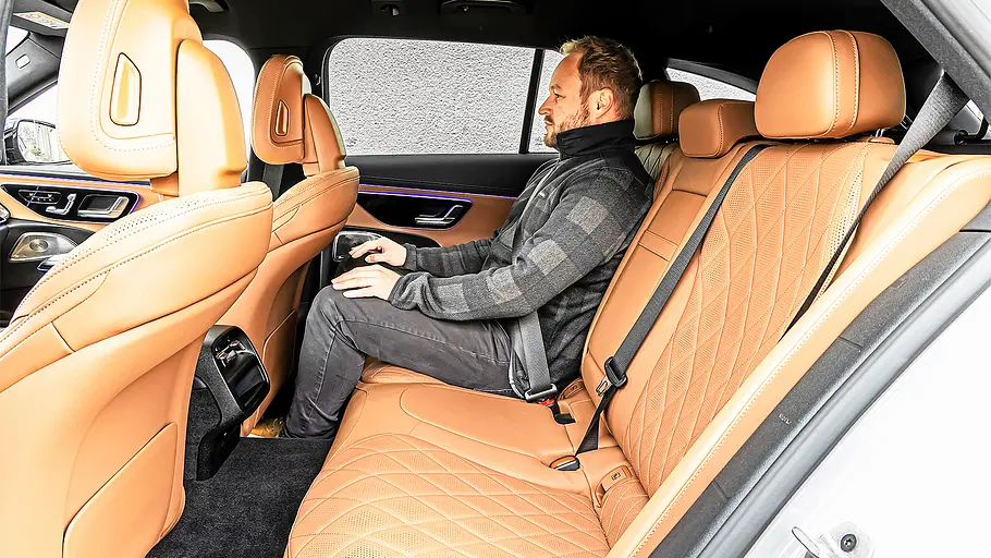 Blick auf die Fondsitze im Innenraum des Mercedes E-Klasse T-Modell.