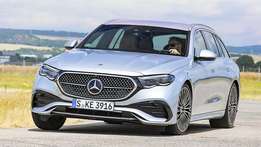 Mercedes E-Klasse T-Modell Blick von schräg vorne auf den fahrenden Mercedes E-Klasse T-Modell.