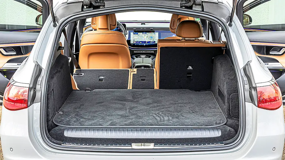 Blick in den Kofferraum des Mercedes E-Klasse T-Modell.