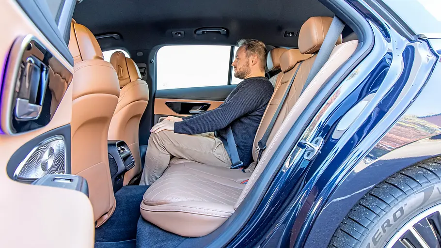Blick in den Fondbereich des Mercedes E-Klasse T-Modells.